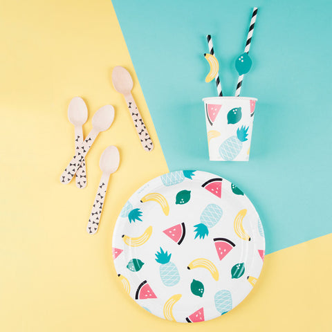 paie cu dungi negre decorate cu stegulețe în forma de fructe: ananas, pepene, banane şi lămâie